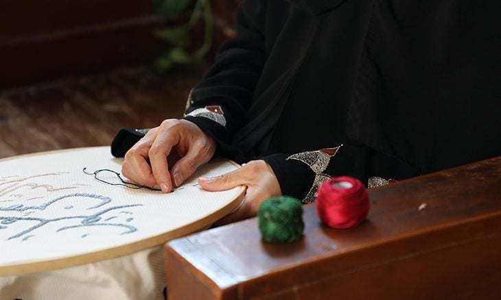 شرّع أبوابه للبنانيين والفلسطينيين… مخيم عين الحلوة يضيق بالمكان ويتسع بنسائه ومبادراتهنّ (فيديو)