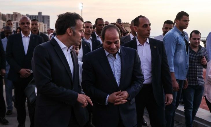 بينهم شاعر غنائي… مصر تعتقل لساعات نشطاء على خلفية تأمين زيارة ماكرون