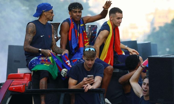 لامين يامال يرفع علم فلسطين في احتفالات برشلونة بالدوري- (فيديو)