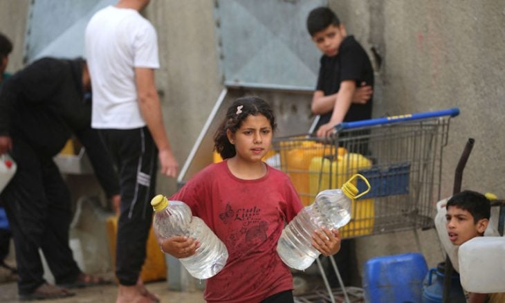 معاناة شاقة للنازحين الفلسطينيين في مخيم البريج من أجل توفير مياه الشرب