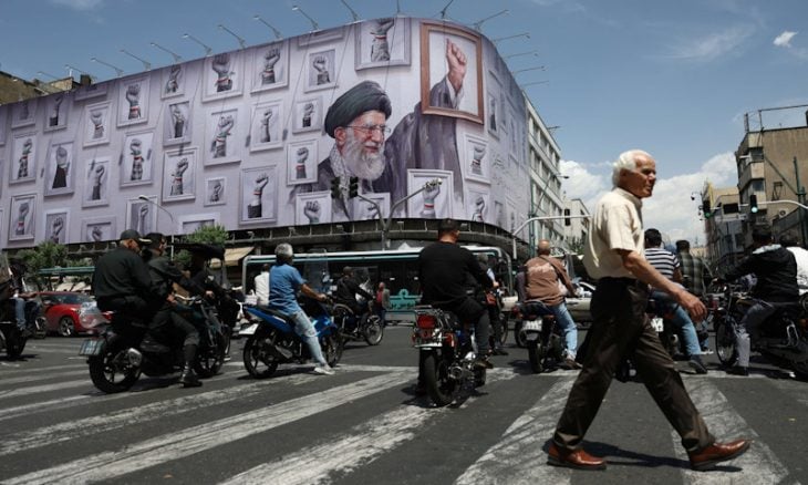 طهران تعلن أنها تلقت أحدث رد أمريكي لإنهاء الحرب.. وخامنئي “يأمر بإبقاء اليورانيوم عالي التخصيب داخل إيران”