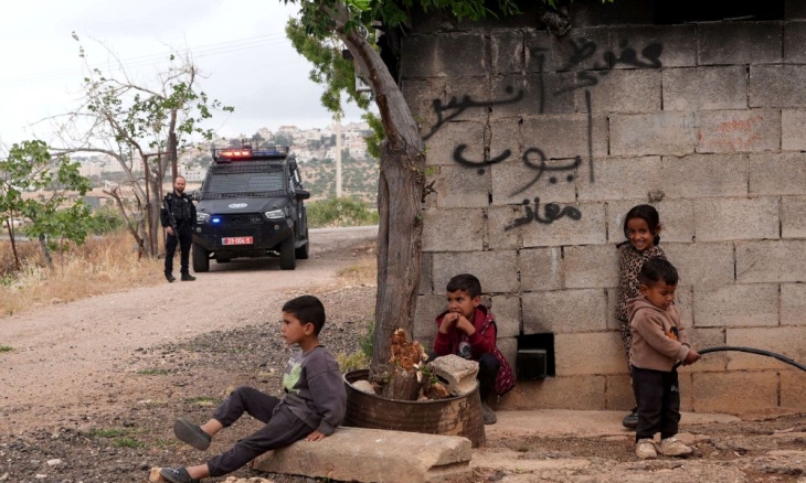 مستوطنون يحاصرون منزلا فلسطينيا لدفع عائلته إلى الرحيل- (صور)