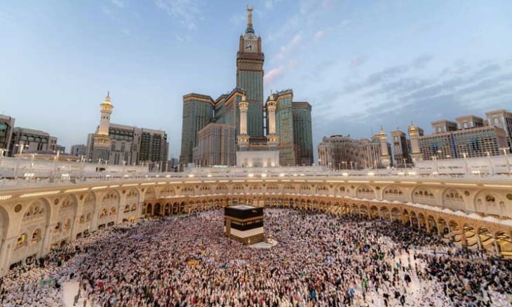 الحجاج يواصلون طواف القدوم في الحرم المكي عشية بدء مناسك الحج