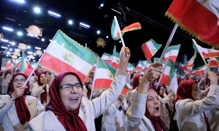 الغارديان: خلافات المعارضة الإيرانية تخرج إلى شوارع لندن والشرطة البريطانية متعبة منها