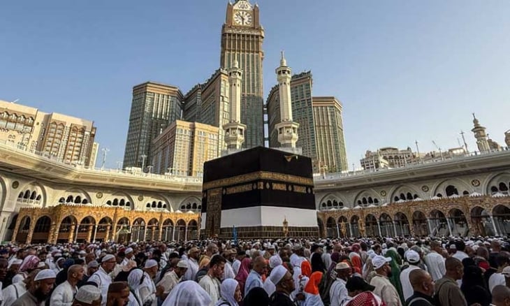 حجاج بيت الله الحرام يختتمون مناسكهم بطواف الوداع