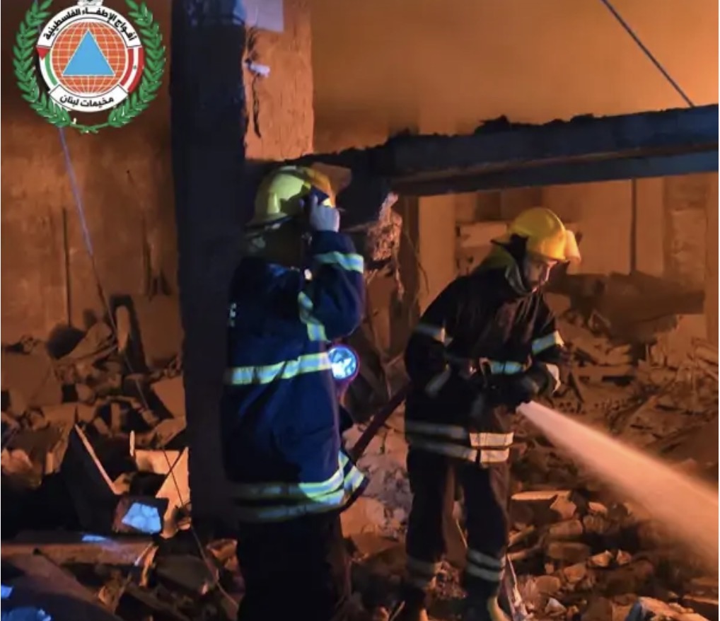 أفواج الإطفاء الفلسطينية بمؤازرة الدفاع المدني اللبناني تنفّذ عمليات إخماد للنيران الناجمة عن غارة إسرائيلية استهدفت مفرق معركة