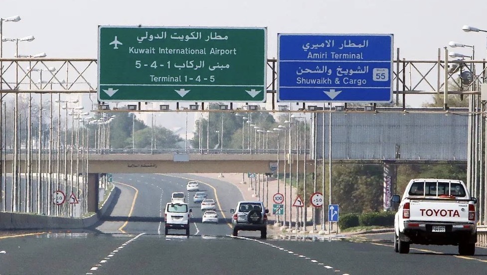 استنفار خليجي واسع... الكويت تغلق مجالها الجوي والبحرين تطلق صفارات الإنذار