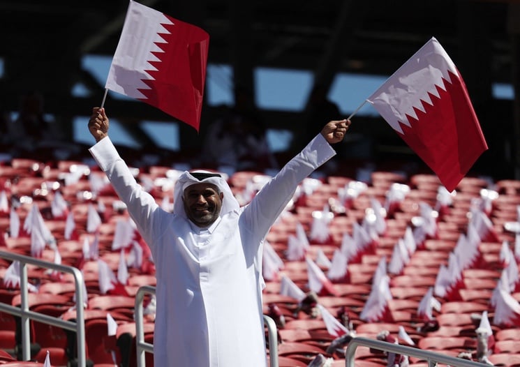 مشجعو منتخب قطر يشعلون المدرجات في مواجهة المنتخب السويسري