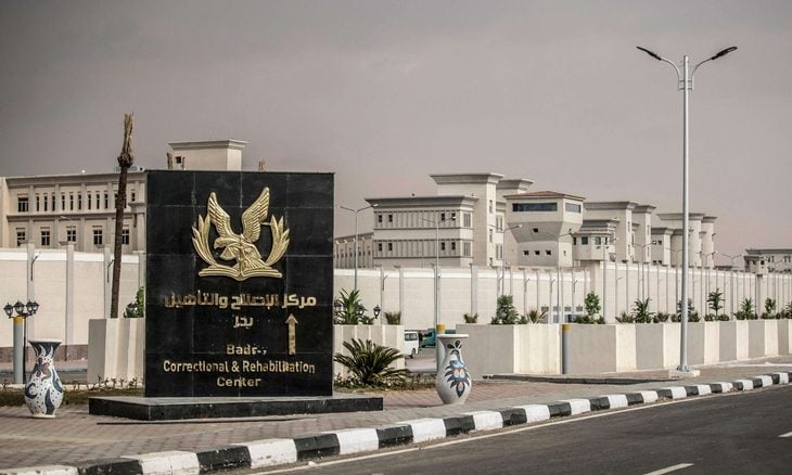 معتقلون في سجن مصري ينتفضون ضد الانتهاكات… اشتباكات مع الأمن وإشعال بطاطين ورفض استلام الطعام