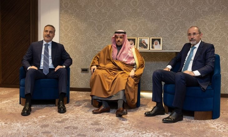 هل بدأت مرحلة “قطارات الهلال السني؟”… وفد أردني زار دمشق وإعلان تركي عن سكك حديدية