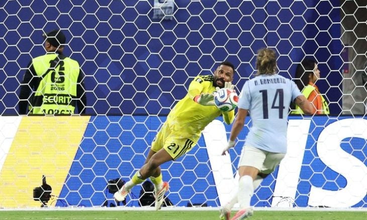 حامي العرين السعودي.. العويس يتألق أمام الأوروغواي- (صور)