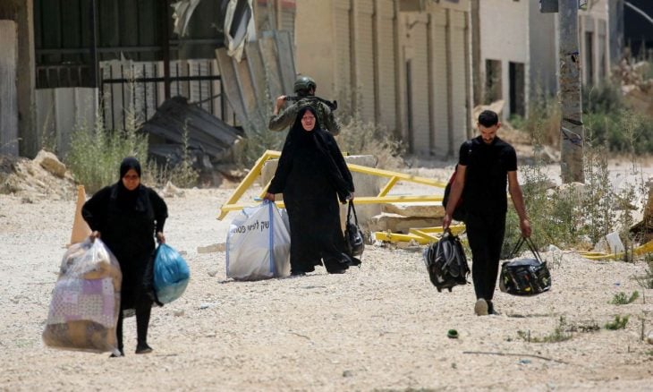 فلسطينيون يعودون إلى مخيم نور شمس في طولكرم لاستخراج أثاث منازلهم- (صور)