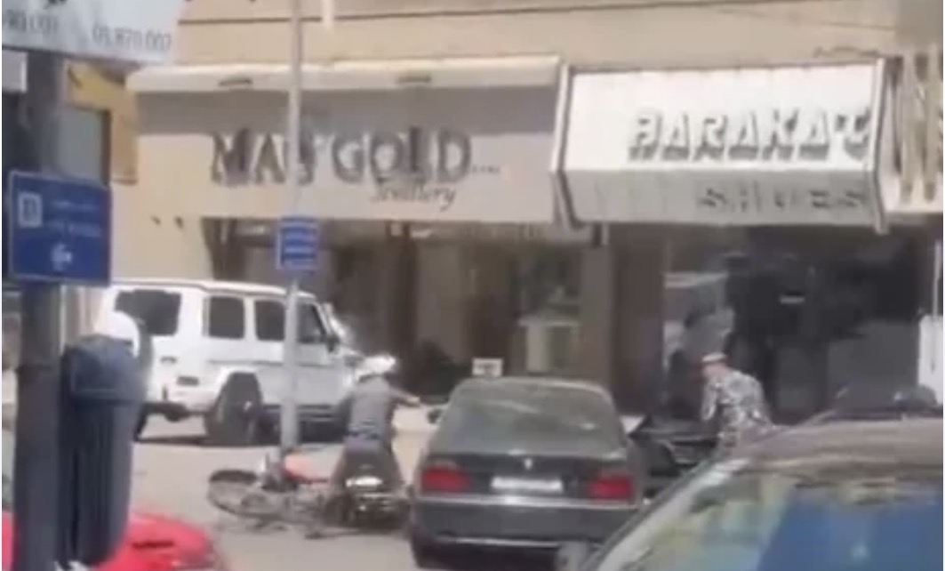 حادثة خطيرة تهزّ الزلقا... سيارة مريبة ومطاردة تنتهي بمحاولة دهس! (فيديو)