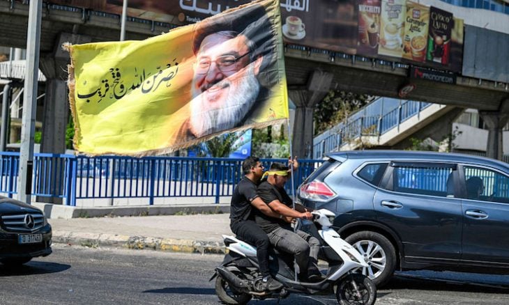 مناصرون لحزب الله يقطعون طريقا في بيروت احتجاجا على الاتفاق مع إسرائيل