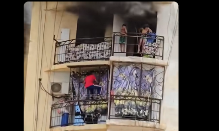 بعد اندلاع حريق في عمارة.. شاب جزائري يتسلق 10 طوابق منقذا طفلين من موت محقق والسلطات تكافئه بوظيفة- (فيديوهات)