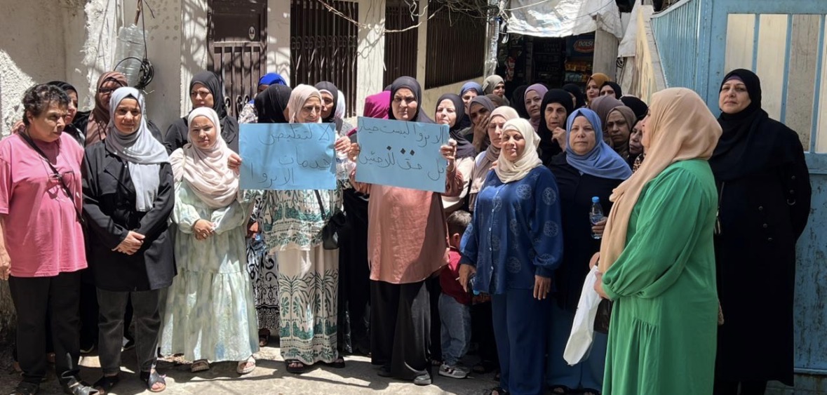 اعتصام ل " ندى "  في البداوي يطالب الانروا باعادة المساعده  النقديه لحالات العسر الشديد