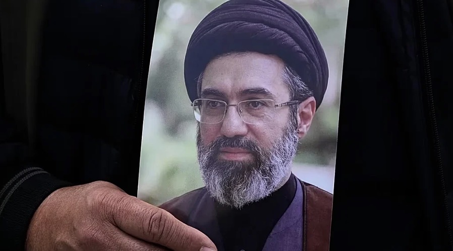 رغم رغبته بالمشاركة... الأمن يحجب مجتبى خامنئي عن تشييع والده