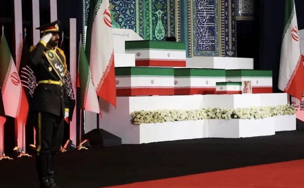 إيران ترفع التأهب... وتحذر من استهداف مراسم تشييع خامنئي