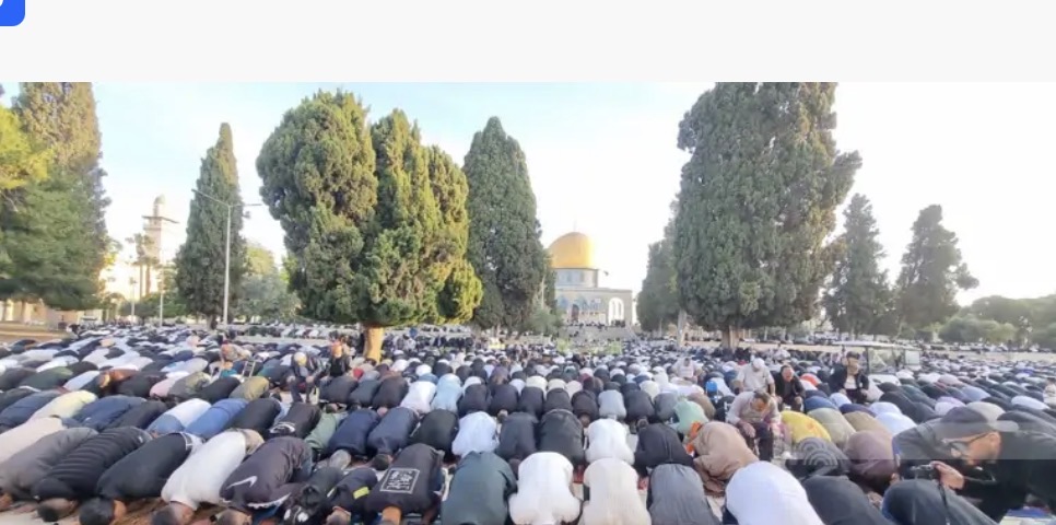 70 ألفا يؤدون صلاة الجمعة في المسجد الأقصى