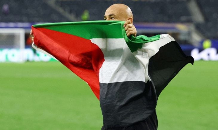صحيفة إسرائيلية:  كيف رفع المدرب المصري كأس العالم قبل نهاية المونديال؟
