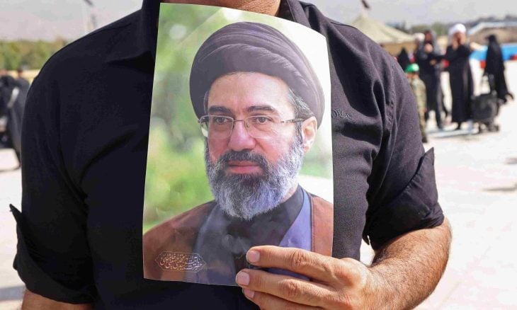 هل يؤشر غياب مجتبى خامنئي عن تشييع والده إلى تَبدُّل في دور المرشد الأعلى؟