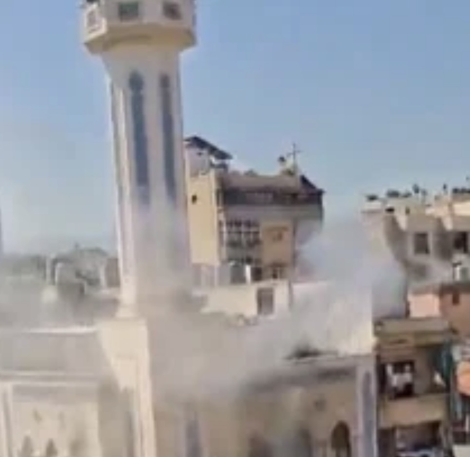 دخان كثيف يوقظ أهالي برج حمود... ماذا حصل داخل المسجد والحسينية؟ (فيديو)