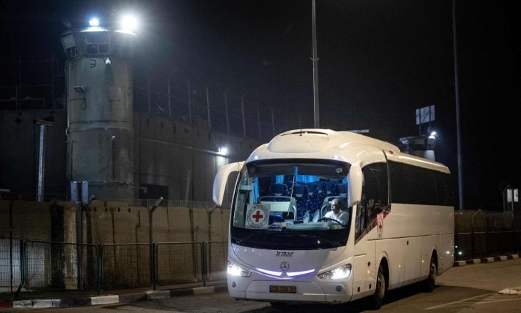بعد إلغاء منعها.. إسرائيل تقيد زيارات الصليب الأحمر للأسرى الفلسطينيين