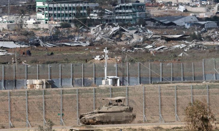 أم فلسطينية تغامر بحياتها لجمع أشلاء جثة طفلها- (شاهد)