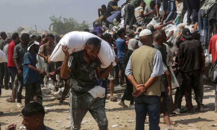 منسق الأمم المتحدة وحكومة “حماس” يتبادلان الاتهامات حول تعطيل المساعدات شمال غزة