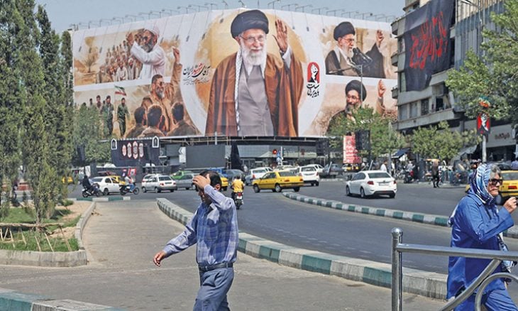 النزاع يتأجج: إيران تتمسك بالمضيق وترامب يعيد حصارها ويفرض رسوم مرور