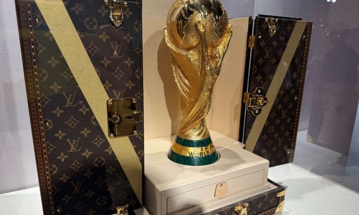 نقل جائزة كأس العالم إلى نيويورك في صندوق مصمم من دار لوي فيتون