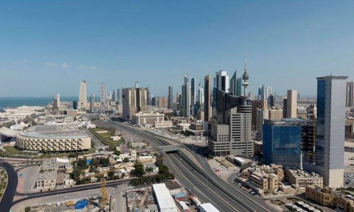 الكويت تعلن اعتراض صواريخ ومسيّرات إيرانية وإصابة عسكريين والسيطرة على حريقين