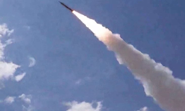 أمريكا تصعّد وتستهدف الجسور والمطارات ومحطات الكهرباء في إيران