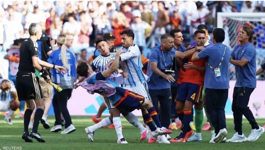 كأس العالم ينتهي بالفوضى... وفيفا يتدخل