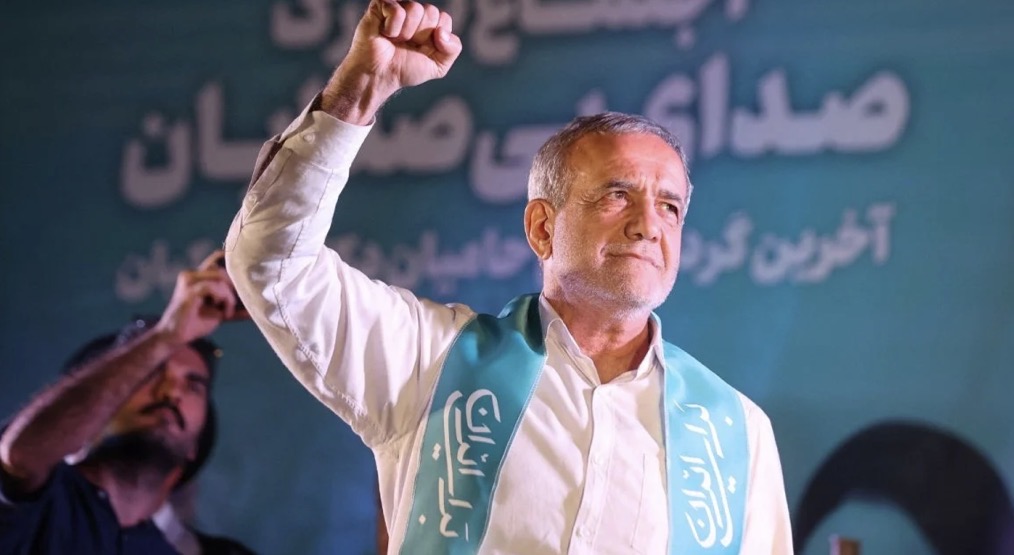 اعتراف هزّ طهران... بزشكيان يكشف "السر" الذي أخفاه خامنئي والتلفزيون الرسمي يحذفه