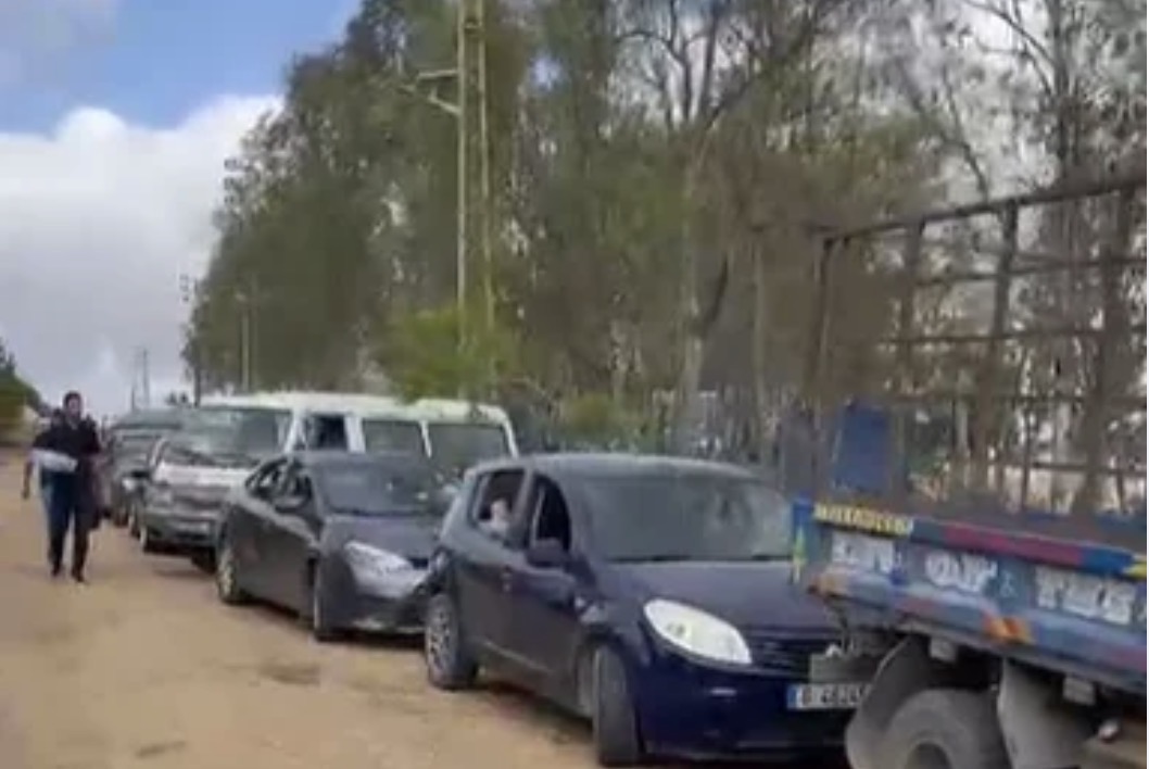 لليوم الثاني... الأهالي العائدون إلى زوطر الغربية عالقون في طوابير الانتظار