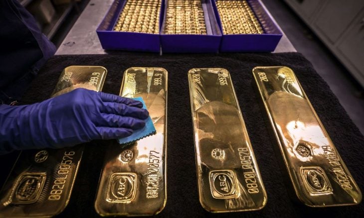 الذهب يرتفع بأكثر من 1% مع انخفاض أسعار النفط