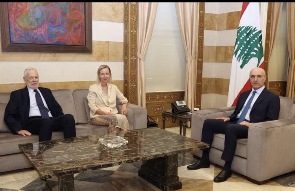 لقاء بين وزير الداخلية اللبنانية و رئيس لجنة الحوار اللبناني - الفلسطيني و مديرة الأونروا في لبنان ..