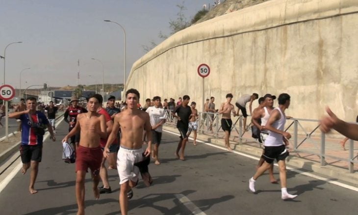 “رحلات الموت” إلى سبتة سباحة ومن السماء تضع المغرب وأوروبا أمام أزمة إنسانية وأمنية- (صور وفيديو)