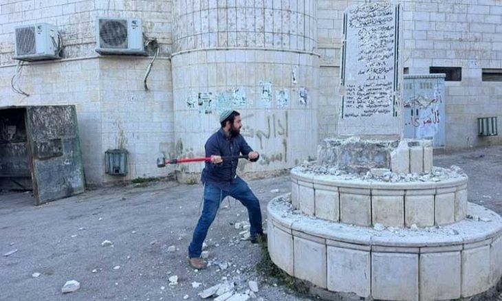 عضو كنيست إسرائيلي يحطم نصبا تذكاريا لـشهداء فلسطينيين في الضفة- (فيديو)