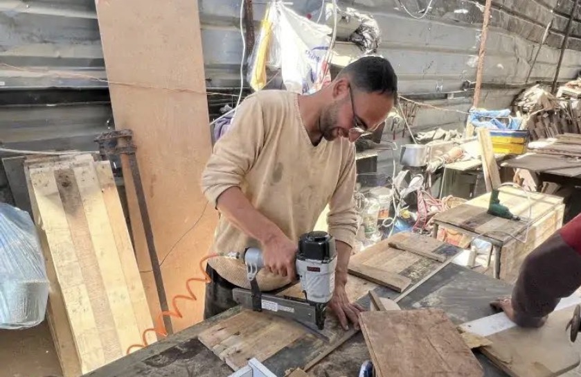 في غزة.. أخشاب صناديق البضائع تتحول إلى أثاث